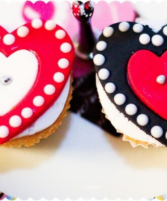 Valentine’s Sugarpaste/Fondant Hearts Vanilla Cupcakes