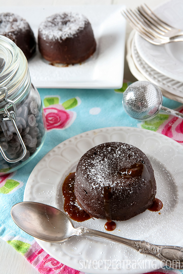 Chocolate and Salted Caramel Molten Lava Cakes / Puddings by Sweet2EatBaking.com | #chocolate #molten #lava #cakes #puddings #recipe #baking